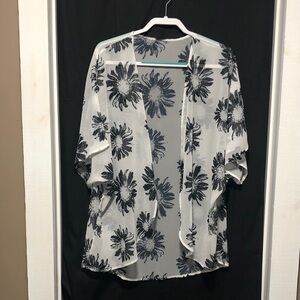 Black and White Floral Print Kimono~SZ M
